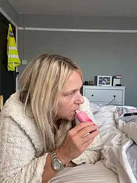 Blondnboujee53