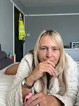 Blondnboujee53