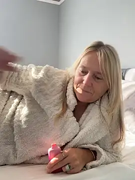 Blondnboujee53