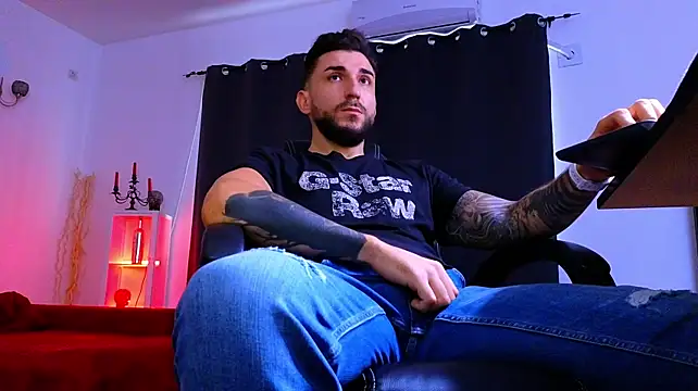MightyAaron66 live cam on StripChat