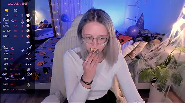 LunarGlow live cam on StripChat