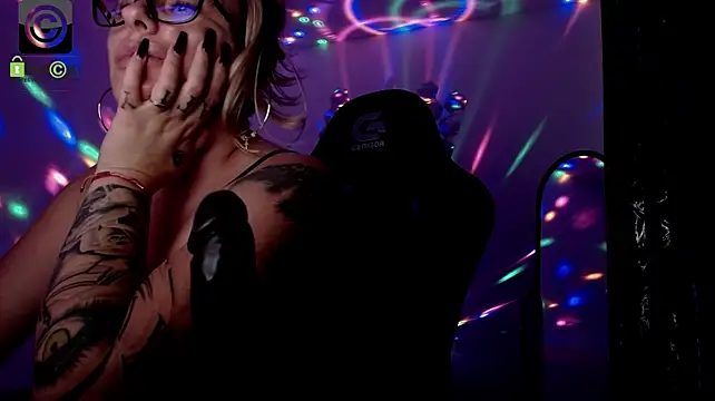 SonyaDevon live cam on StripChat