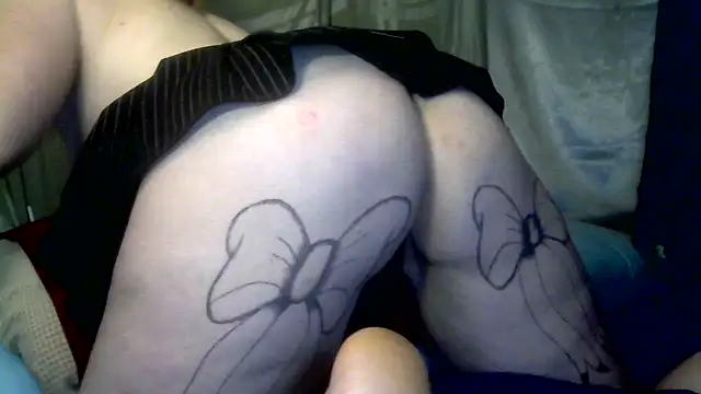 NaughtyIzzy4U live cam