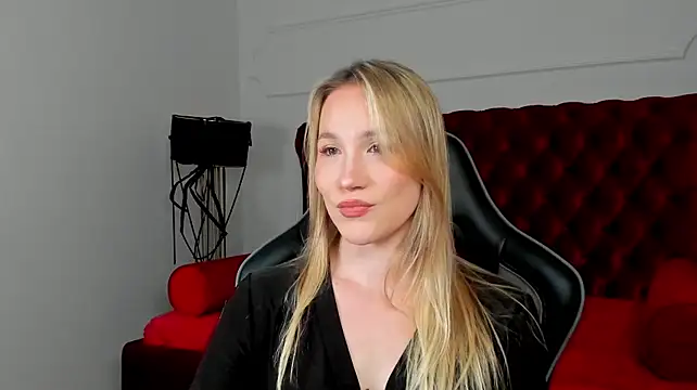 ElaraVoltage live cam on StripChat