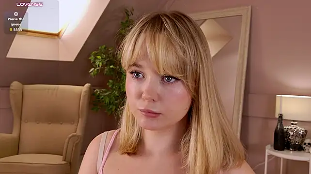 ElaraVance live cam on StripChat