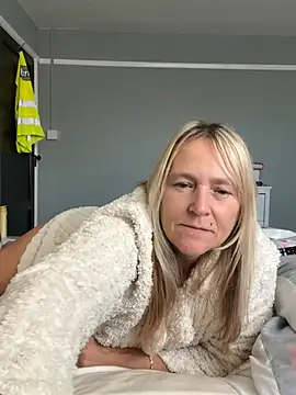 Blondnboujee53