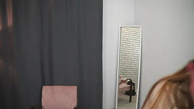 gwendolynvillalva (F young) - Air kiss