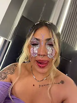ManuelaVeeleez live cam on StripChat