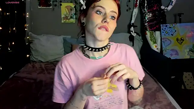 MiaGlitch live cam on StripChat