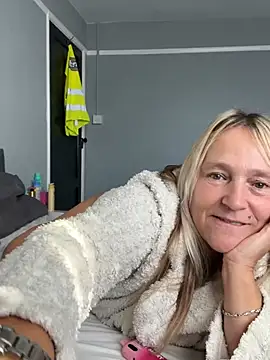 Blondnboujee53