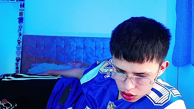 _justinmoon2 live cam on StripChat