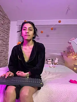 Lucyjoi live cam on StripChat