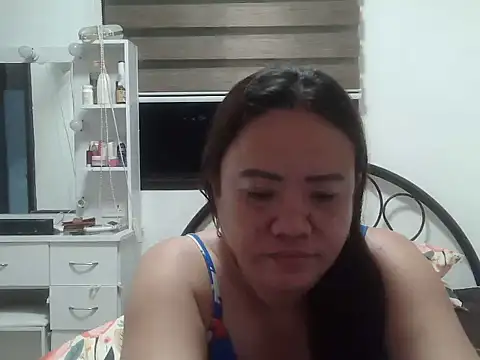 yummychubby29 (F milf) - fucking pussy using dildo