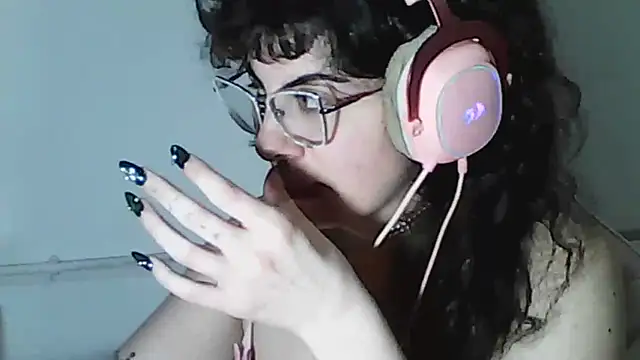 Owly_bloom live cam preview