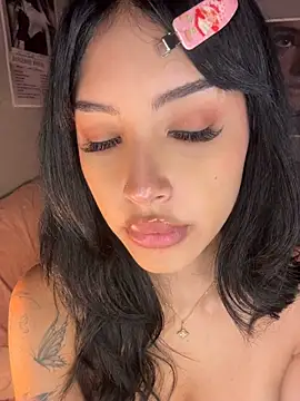 Pretty_deer live cam on StripChat