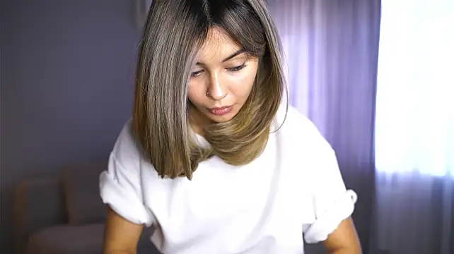 daniellaborra (F teen) - Show lips close to camera