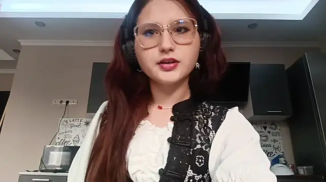 MindaBrodnicki in webcam