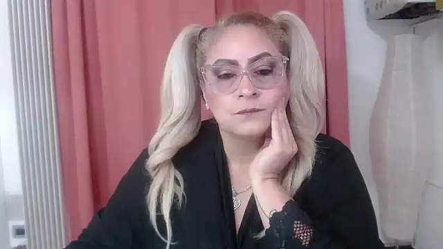 x_elena_x — вебкам-модель