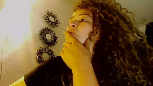 dalilasquirt1 live cam on StripChat