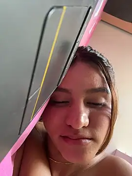 ViankaRose live cam on StripChat