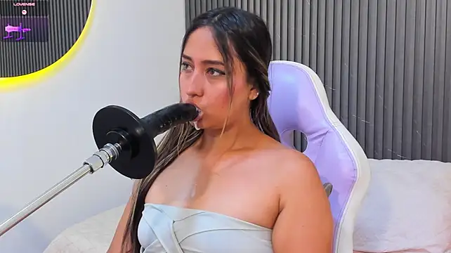 Show de webcam en vivo con karola_cute_ - Juguetes Lovense interactivos disponibles