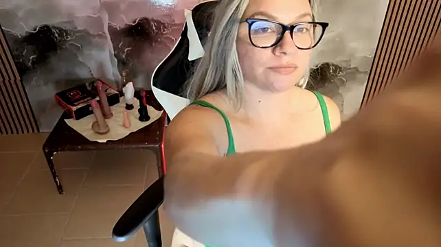 MarianL0ve in webcam