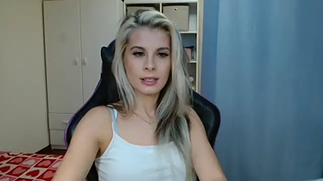 KristineGlow webcam model