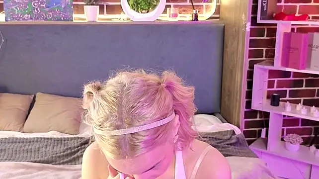 LavinaBattistone live cam on StripChat