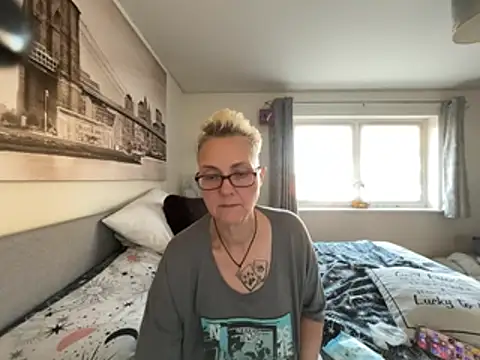Curvy-Jinx live cam on StripChat