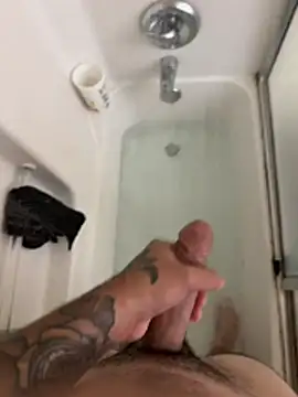 tattooesboyyy in webcam