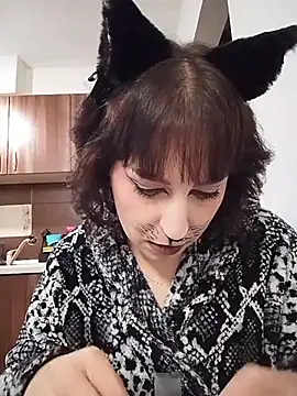 the_maid (F young) - Play with kitty