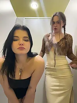double_troubles (F young) - Amelie open door & flash boobs🚾MEN's wc