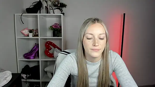 EvelynBlond live cam on StripChat