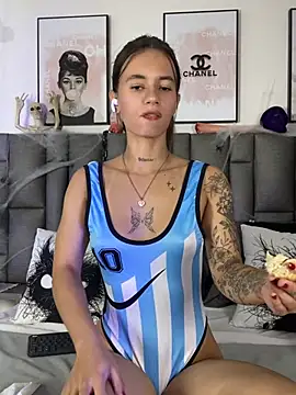 JuliaColemann live cam on StripChat