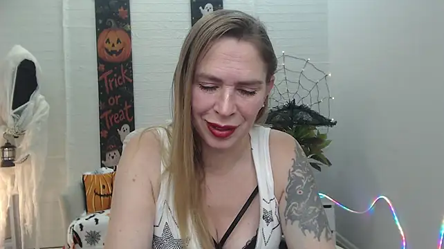 TessaDaybreak live cam on StripChat