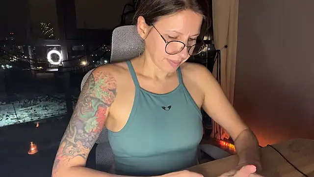 LinaMalinaz live cam on StripChat