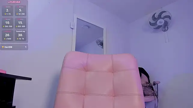 Luna__Red_ live cam on StripChat