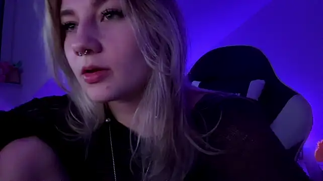 KhloeBlondie live cam on StripChat