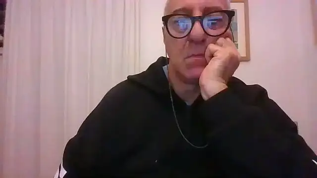 ANONIMO7735, modelo webcam