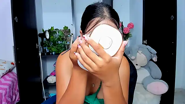 zara_cute live cam on StripChat