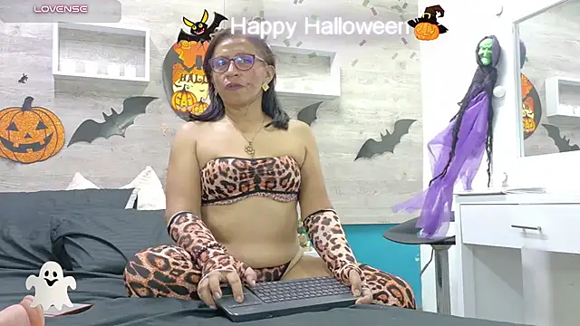 SoffieMature live cam on StripChat