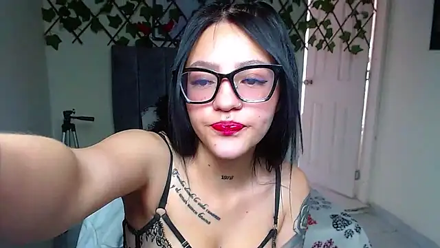 Violettasquirt in webcam