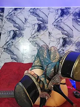 crislingery_dolli in webcam