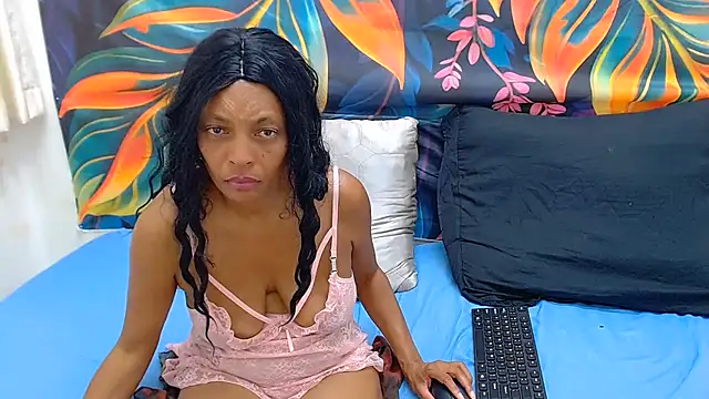 DominiqueLuxe44 live cam