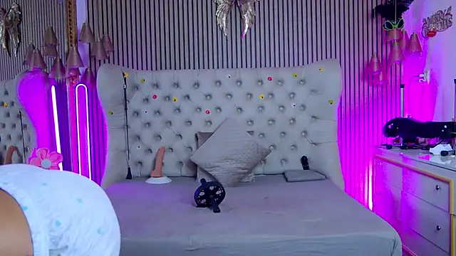 PlayfulShow live cam on StripChat