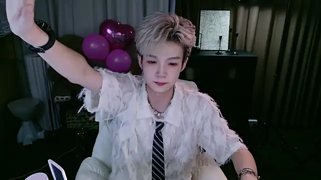 XiaoHuiHui-111's live cam