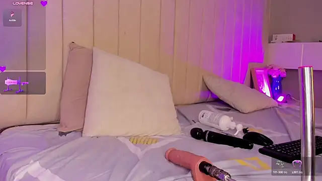 littleolivia_ (F young) - squats on my torso for 2 minutes