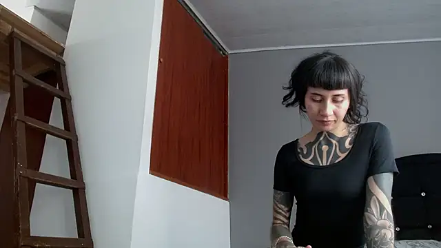 Emilia_1995 live cam on StripChat