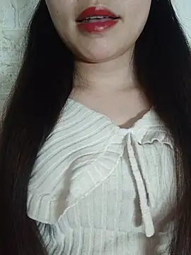 Cherry-squirtt live cam on StripChat