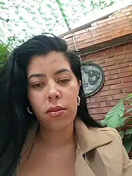 Luianna live cam on StripChat